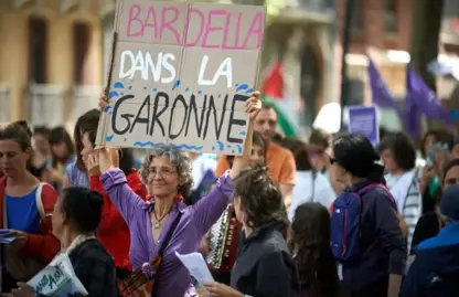 Fransa: Rêxistinên jinan beriya hilbijartinan li dijî rastgiriya tund daketin kolanan